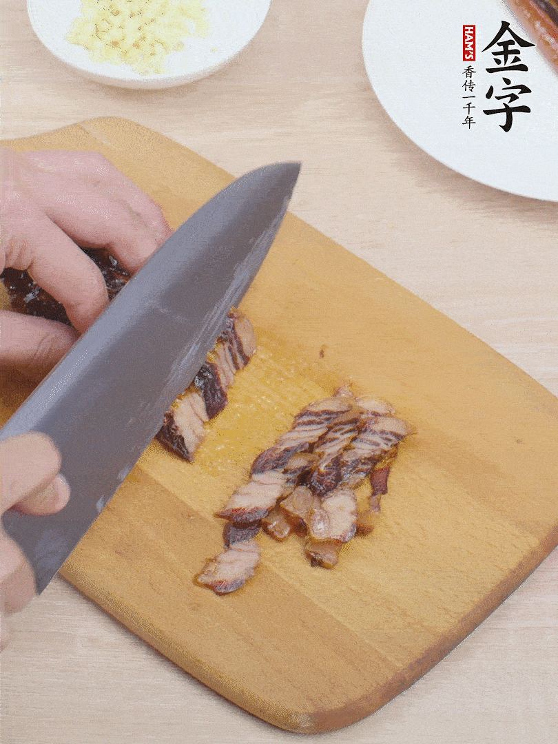 开云
酱油肉切薄片。