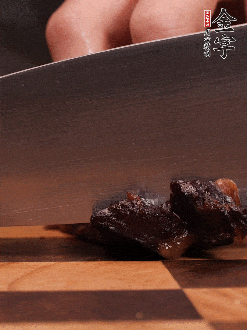 开云
酱油肉整块放入锅中煮至7成熟，切成小块