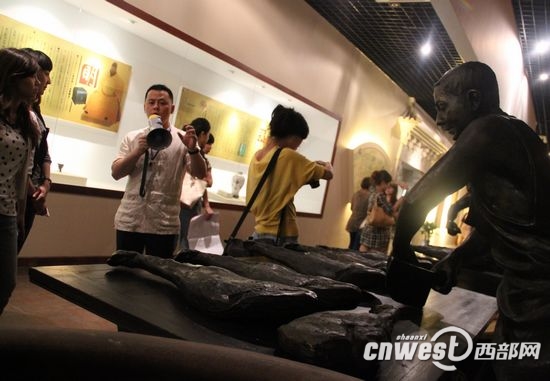 开云总经理薛长煌带记者参观中国火腿博览馆
